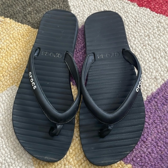 CROCS Women’s Size 10 Black Flip Flop Thong Sandals - Picture 1 of 7